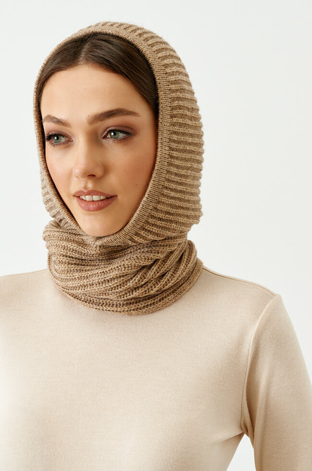 8355 Капор женский (бежевый)