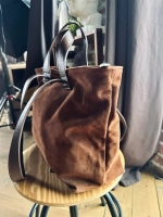 Женская сумка-шоппер из натуральной замши и кожи коричневого цвета