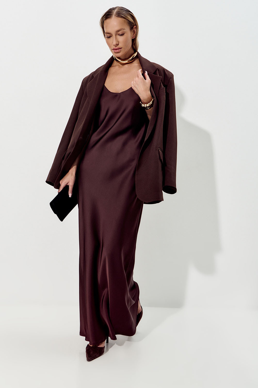 Платье из атласа в бельевом стиле шоколадного цвета