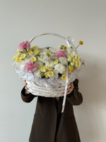 Корзина из хризантемы, кустовых роз, диантусов и краспедии