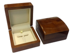 Ореховый глянцевый футляр под ювелирный комплект.