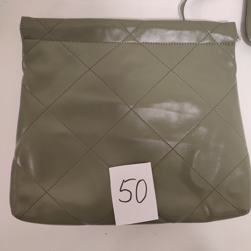 STELLA mini оливковая - небольшие вмятины на сумке, следы от цепочки на маленькой сумочке 50