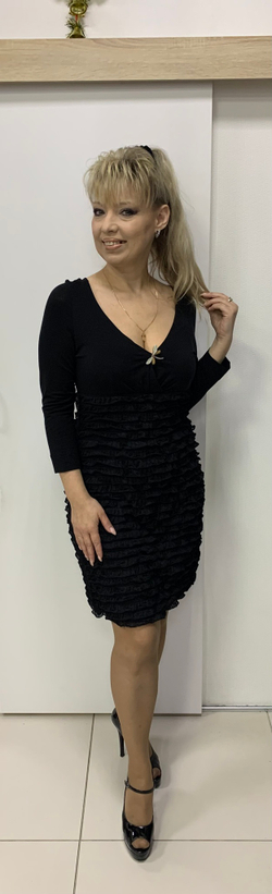Короткое черное платье