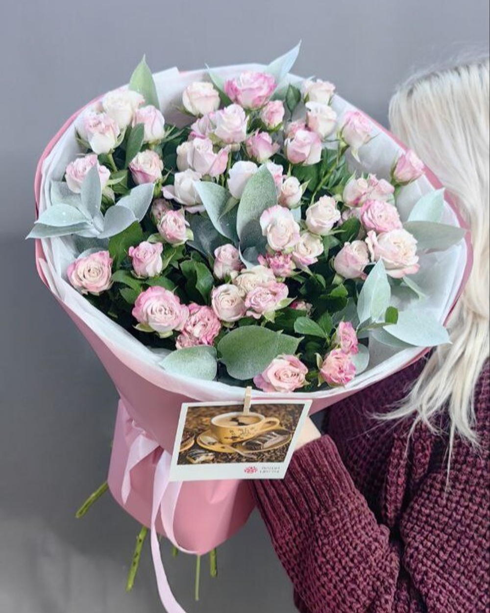 Букет с кустовыми пионовидными розами "Angel Bombastic"