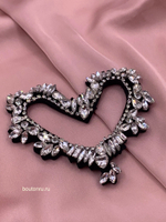 Нашивка сердце с камнями и стразами на черной подкладке 10х7см