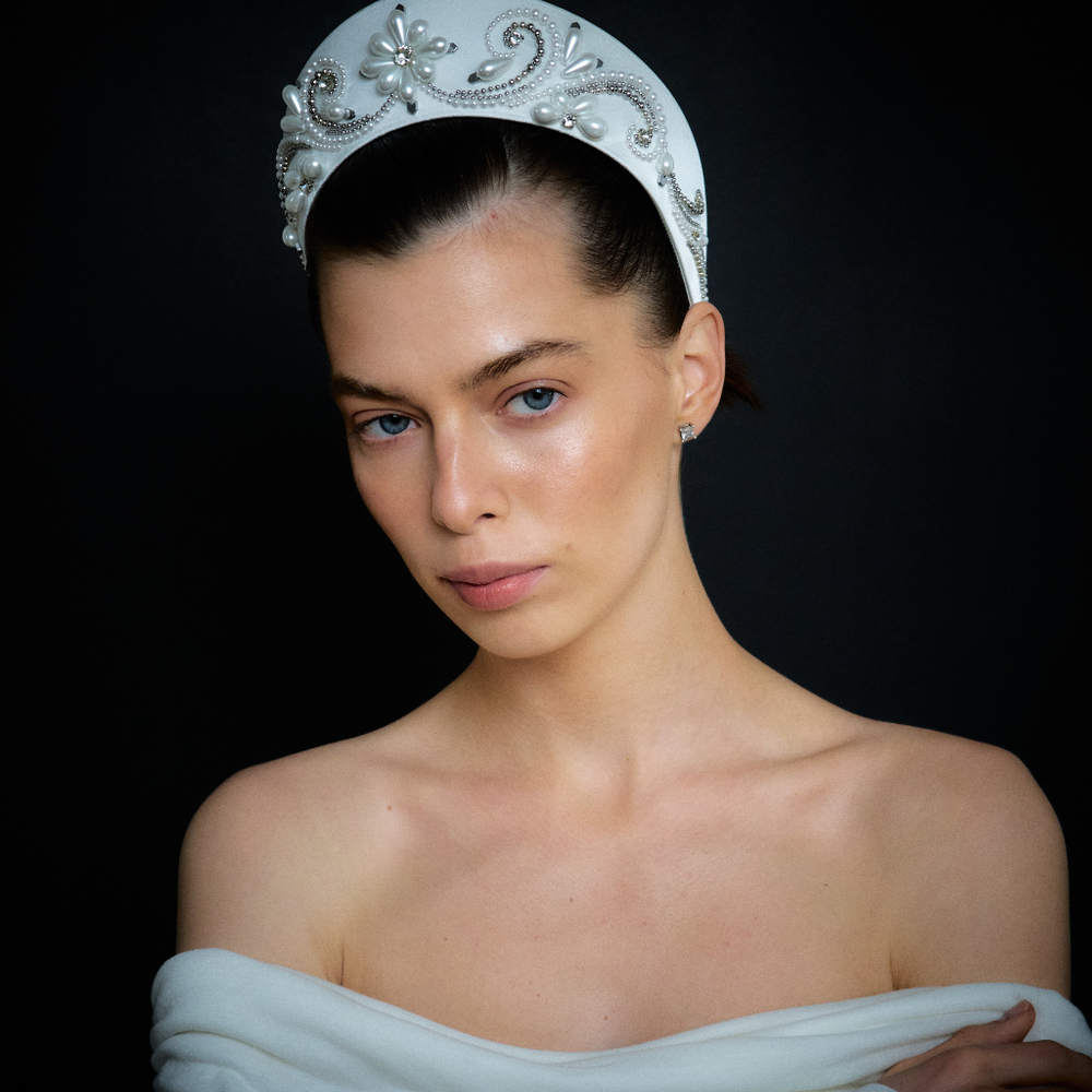 Кокошник M белый с декором из жемчуга и серебристых бусин