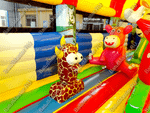 Надувной батут "Зверята с крышей 3" со скалодромом, 11*7*6 м