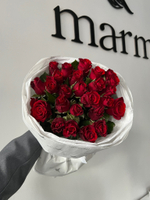 Авторский букет из 25 красных роз в оформлении