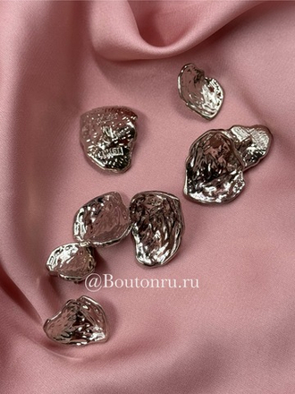 Пуговицы изогнутые неровной формы с жатым эффектом в серебре