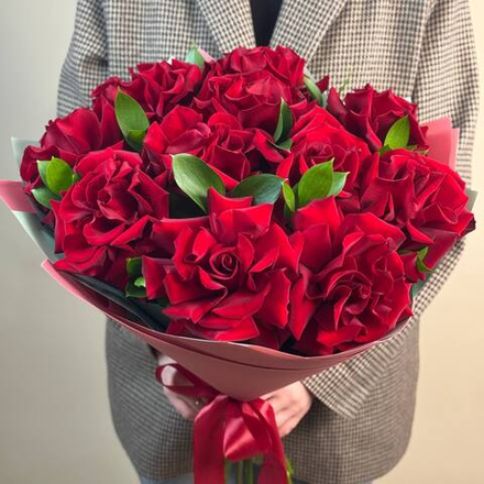 Букет из 11 красных французских роз с зеленью в упаковке №5