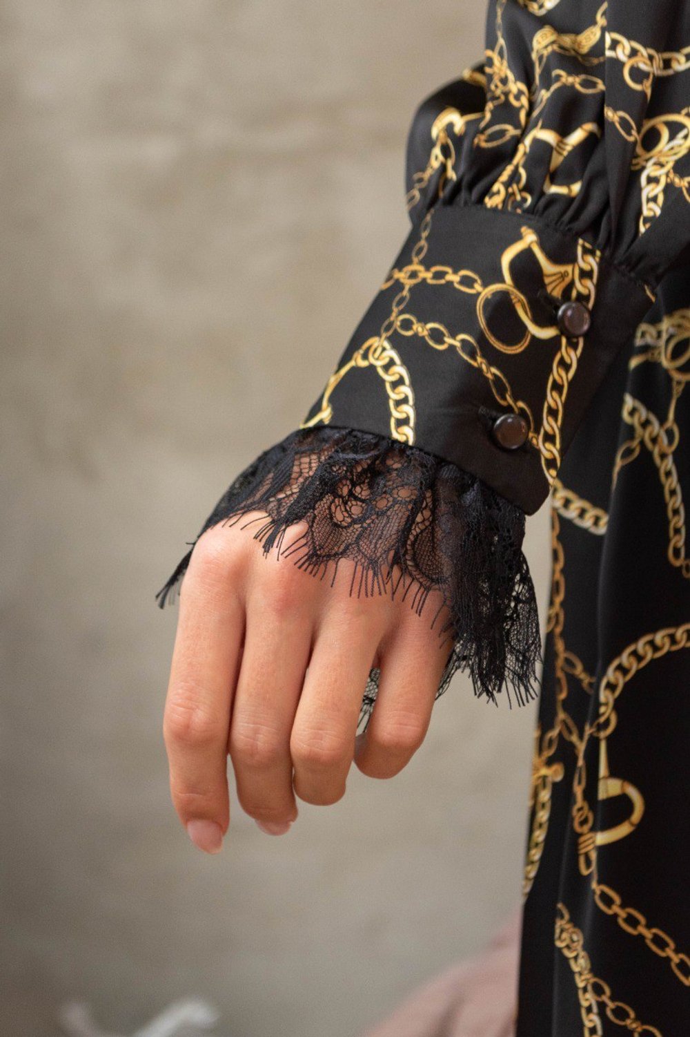 Платье на запах в черном цвете принт "цепи"