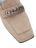 Женские замшевые бежевые лоферы с цепочкой