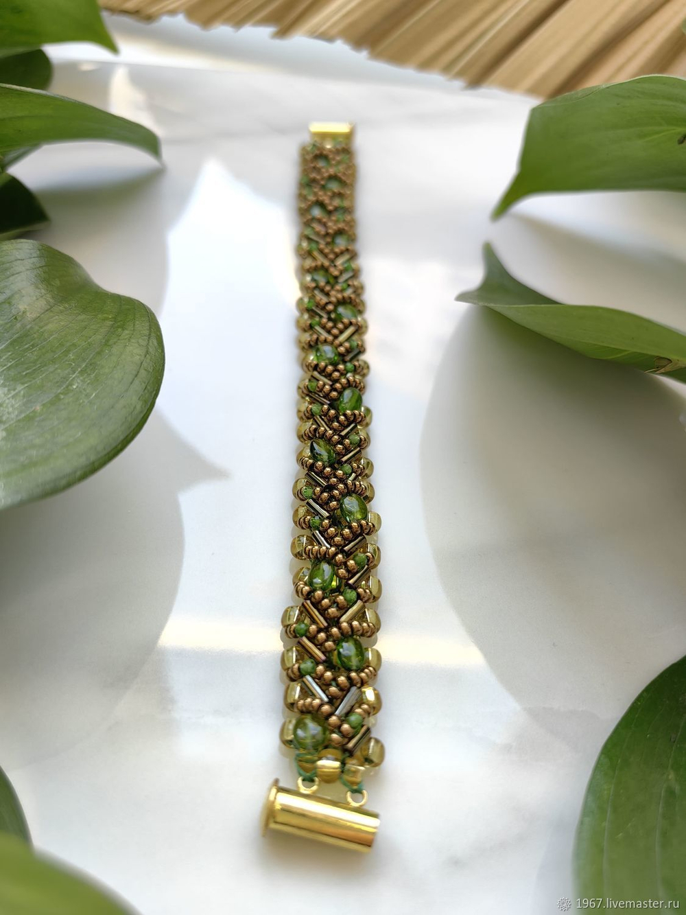 Браслет из бисера "Змейка" ручной работы с камнем Гранат (гроссуляр)