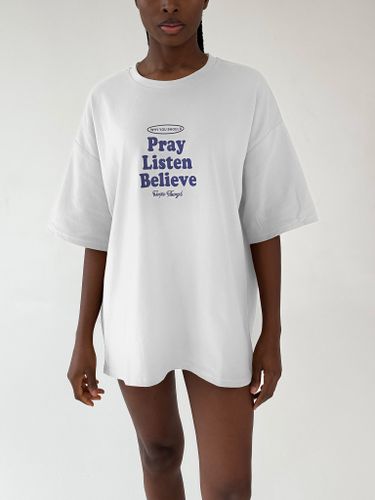 Белая хлопковая футболка Pray Listen Believe
