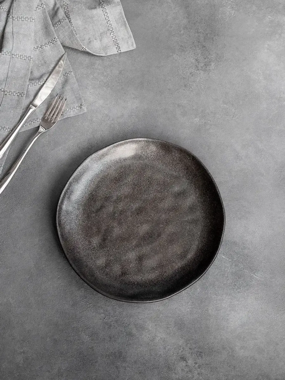 Набор из 2 тарелок 28 см мятый фарфор черная плоская