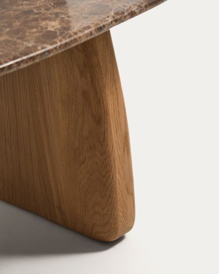 Приставной столик Pirita из коричневого мрамора с ножками из дуба с натуральной отделкой, 71 x 70 см