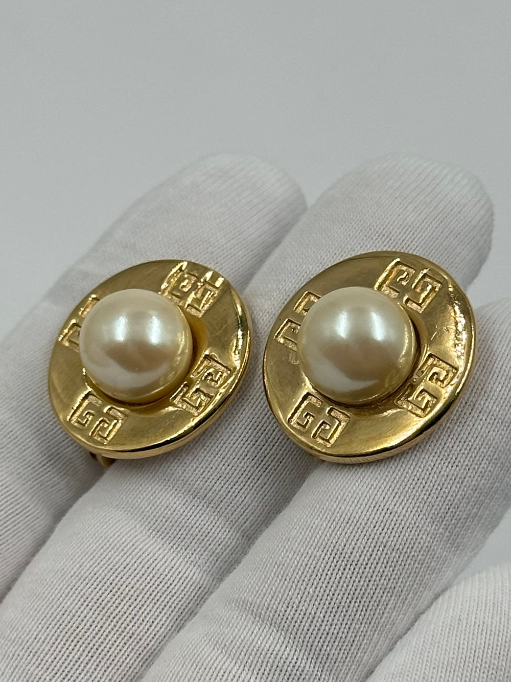 Клипсы с «жемчугом» Givenchy