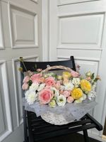 Цветочная композиция в корзине из роз, диантусов, эустомы и хризантемы