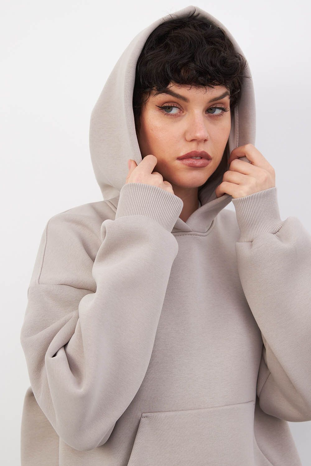 Утепленное худи свободного кроя цвета туман