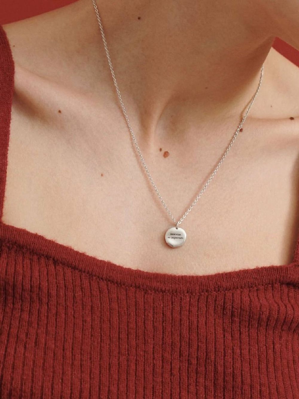 Медальон с гравировкой «Любовь никогда не перестает»