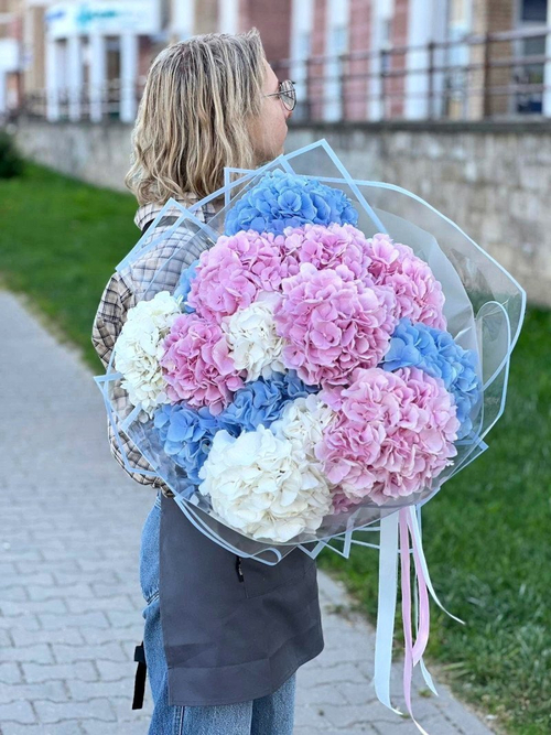 Букет из разноцветных гортензий "Mallow Sky"
