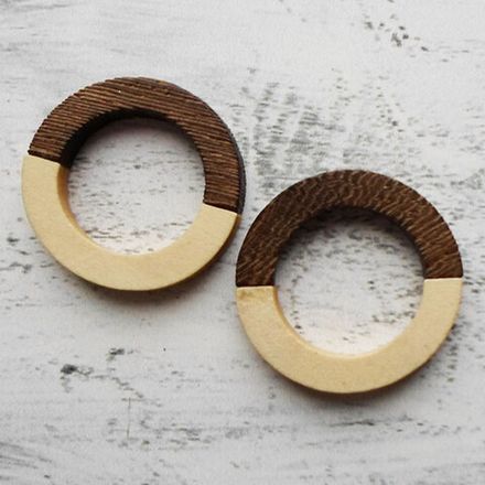 Подвески из пластика и дерева