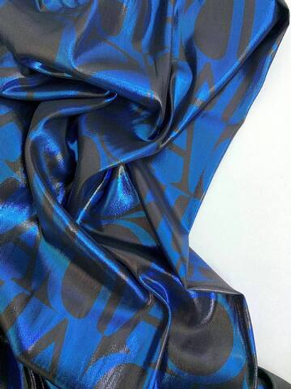 Плательная шелк принт буквы черный/электрик, люрекс