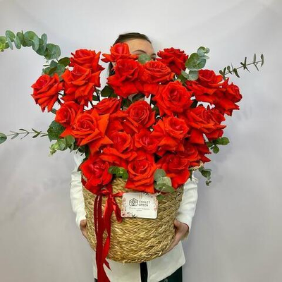 Большая корзина красных французских роз с эвкалиптом. Цветы в корзине 009 Chalet Green