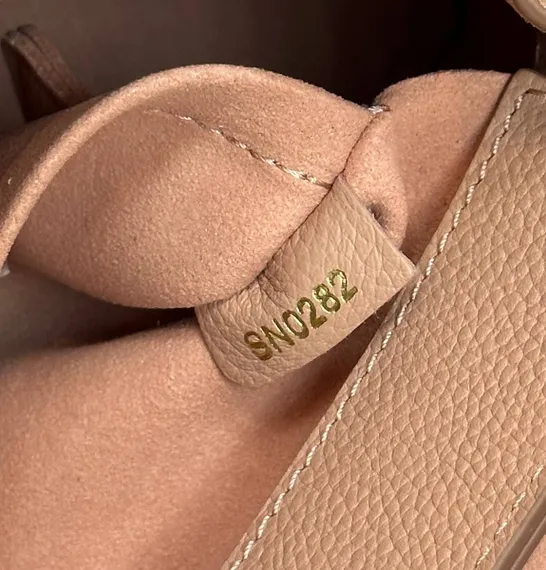 Сумка Louis Vuitton Lockme Ever Mini светло-розовый