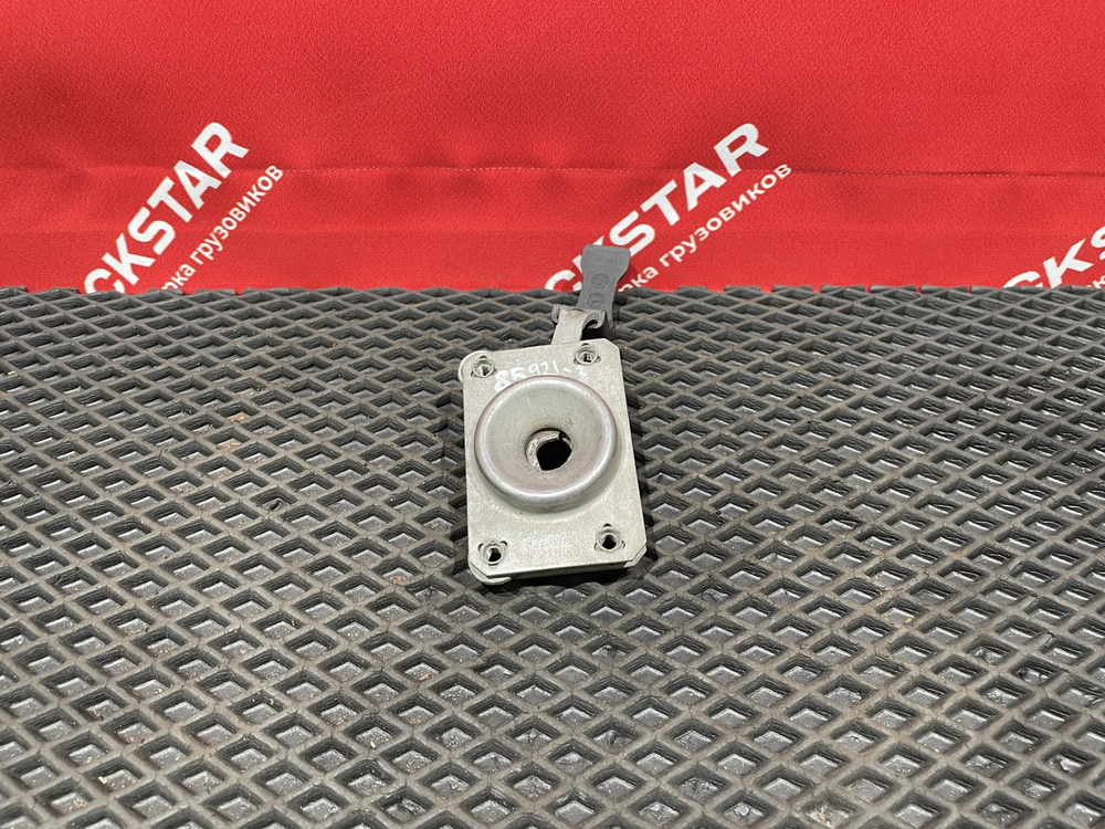 Замок капота