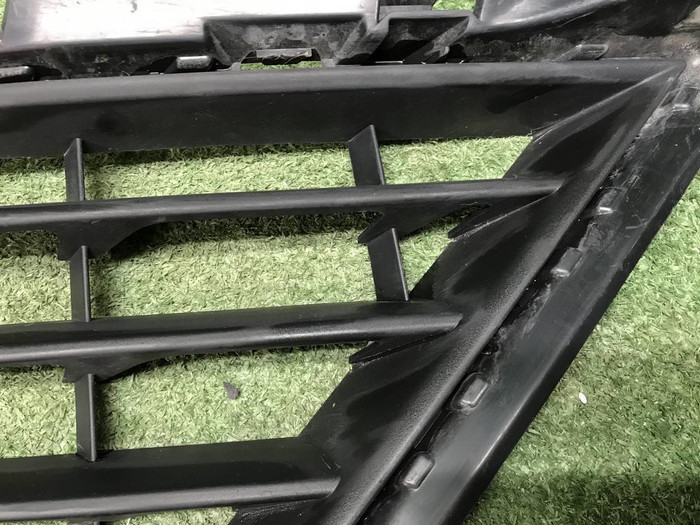 Решетка переднего бампера VW Touareg 2 NF (14-18)