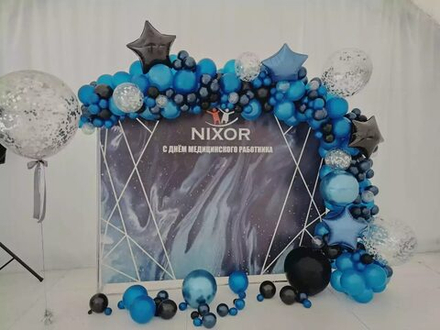 Фотозона из воздушных шаров звёзд с баннером на квадратном каркасе