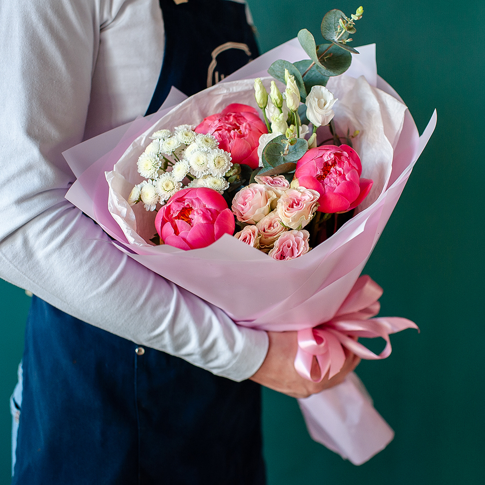 Сборный букет с пионами корал шарм