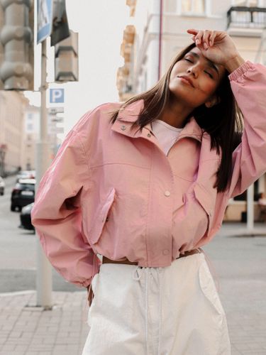Укороченная женская ветровка пудро-розового цвета