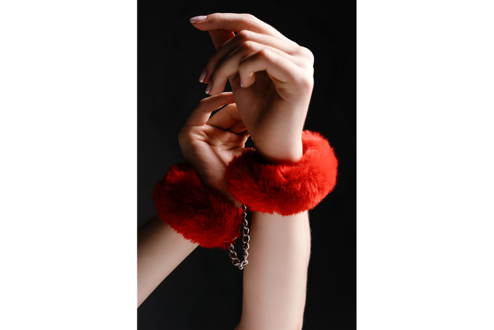 Лунный свет Наручники бейсик на блестящей цепи (красные)