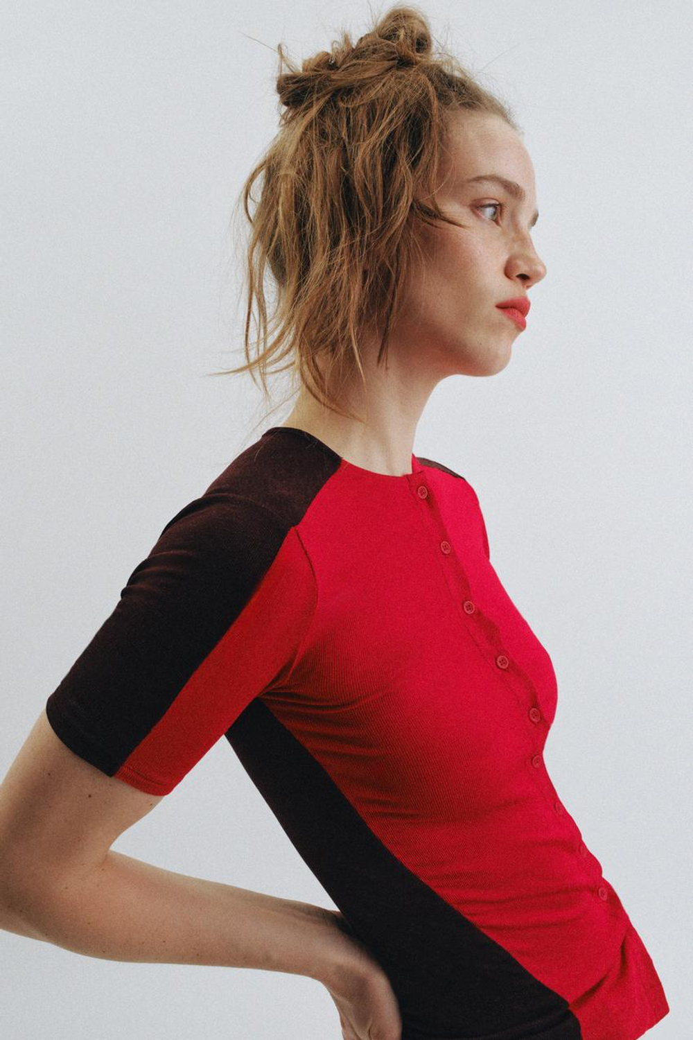 ZARA ФУТБОЛКА С КОРОТКИМИ РУКАВАМИ И ПУГОВИЦАМИ, ЯРКО-КРАСНЫЙ