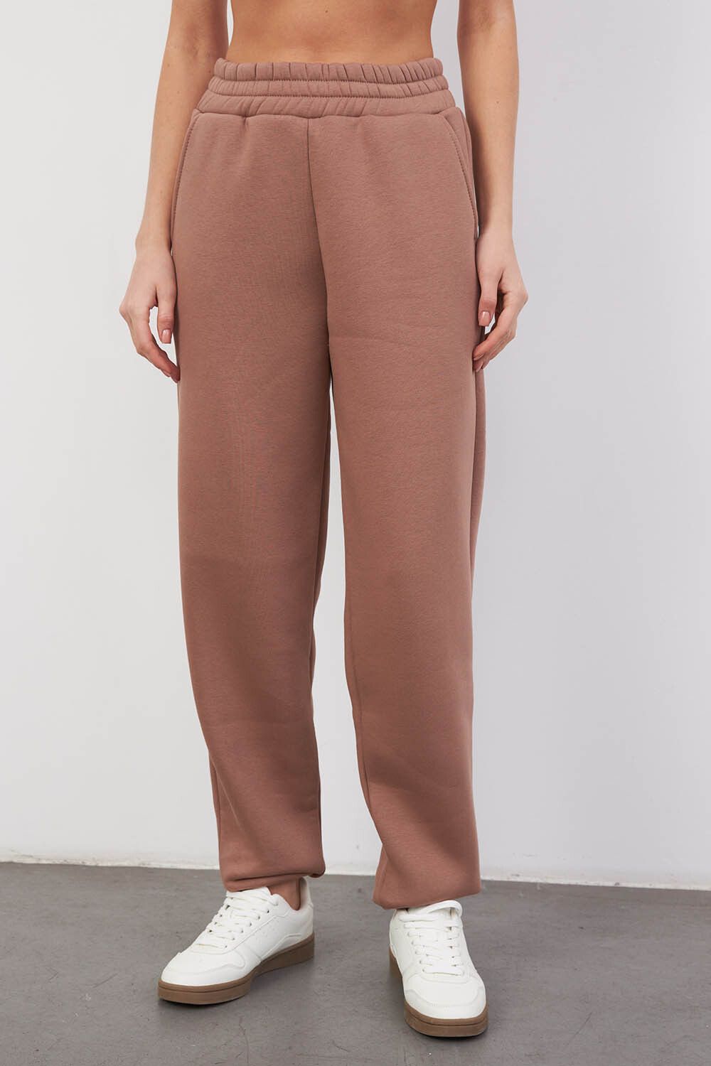 Утепленные джоггеры свободного кроя цвета молочный шоколад