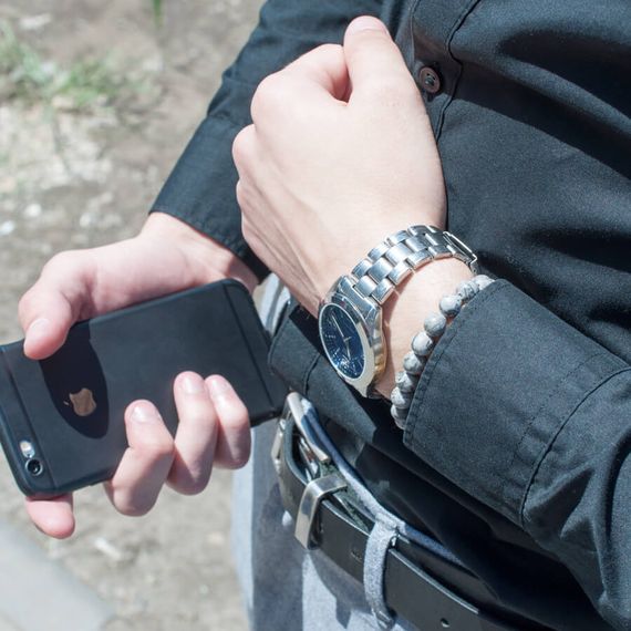 Браслет из серой яшмы на руке мужчины