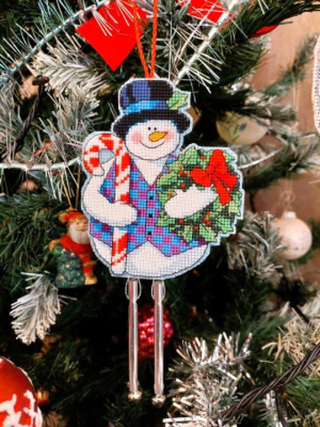 "Рождественский снеговик с венком"-08768 вышивка