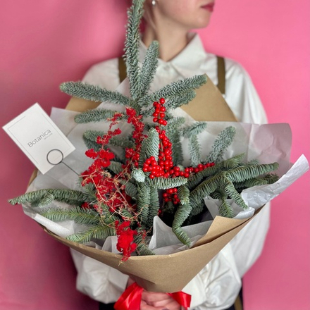 Букет с нобилисом , илексом и сухоцветами 111220251