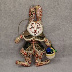 Ёлочная игрушка Кролик в жилете с аксессуаром
