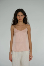 Топ Лили из вискозы и ацетата. Цвет пудровый. Размер 46. Дефект ткани по спинке. №91