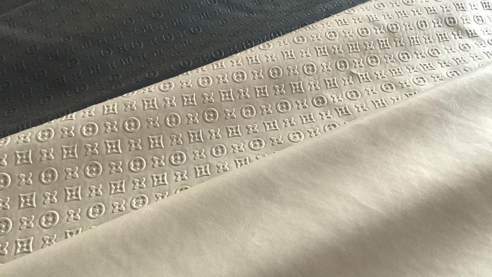 Лацио капучино рядом с Луи бежевым и черным