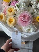 Букет из кустовых пионовидных роз, хризантемы, диантусов, ранункулюсов и маттиолы