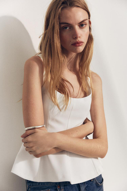 ZARA ТОП ИЗ ЭЛАСТИЧНОЙ ТКАНИ С БАСКОЙ, БЕЛЫЙ