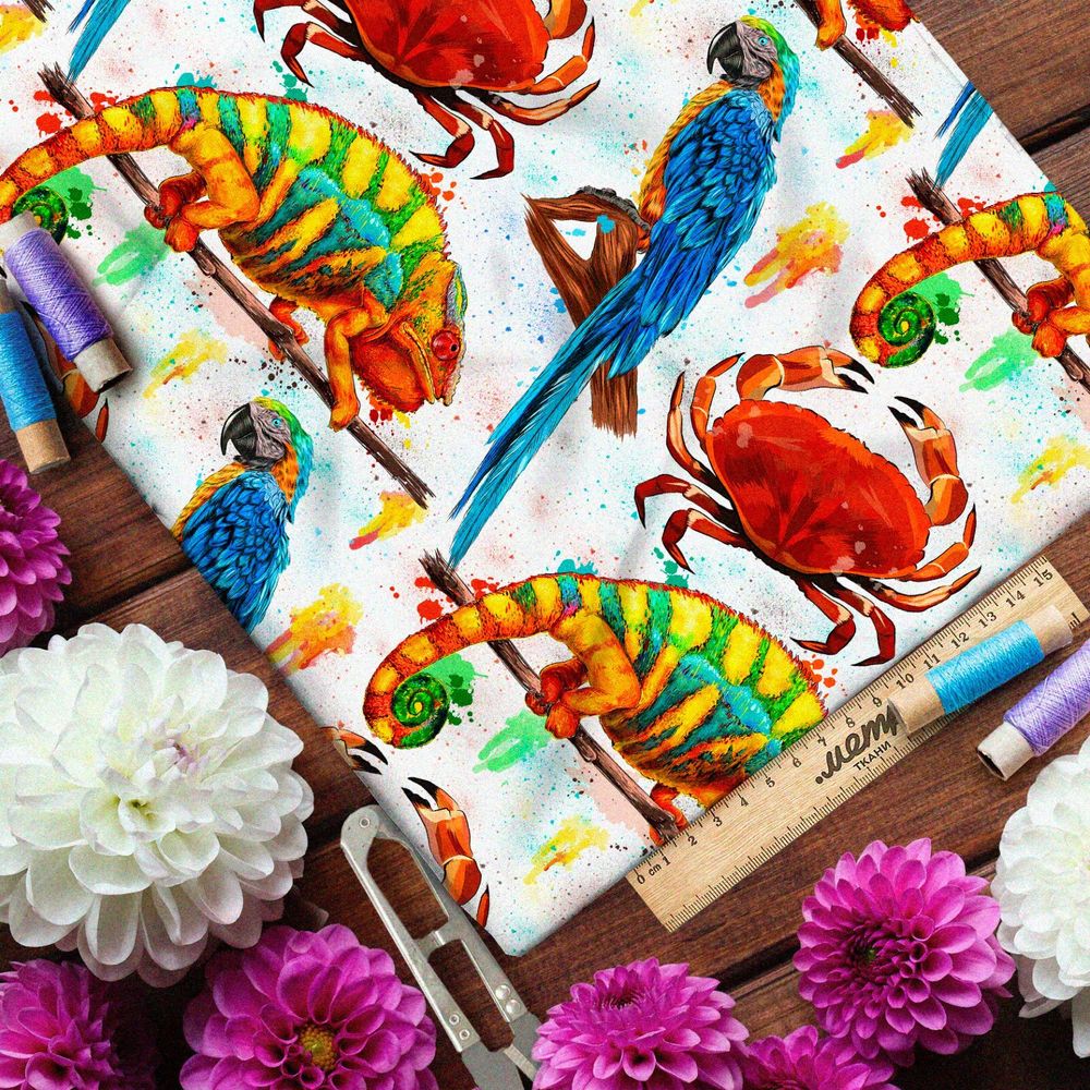 Ткань муслин яркие попугаи, крабы и хамелеоны