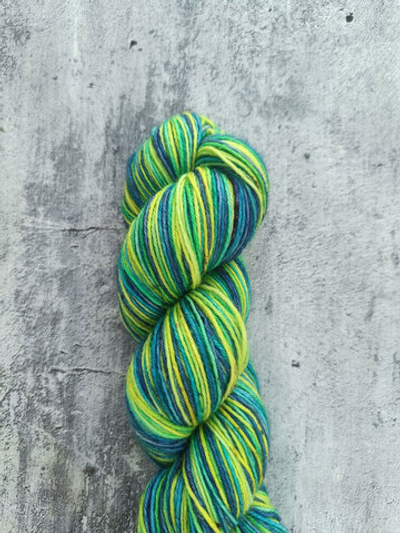 Носочная пряжа ручного окрашивания superwash 420 м / 100 г Цвет Мохито луна
