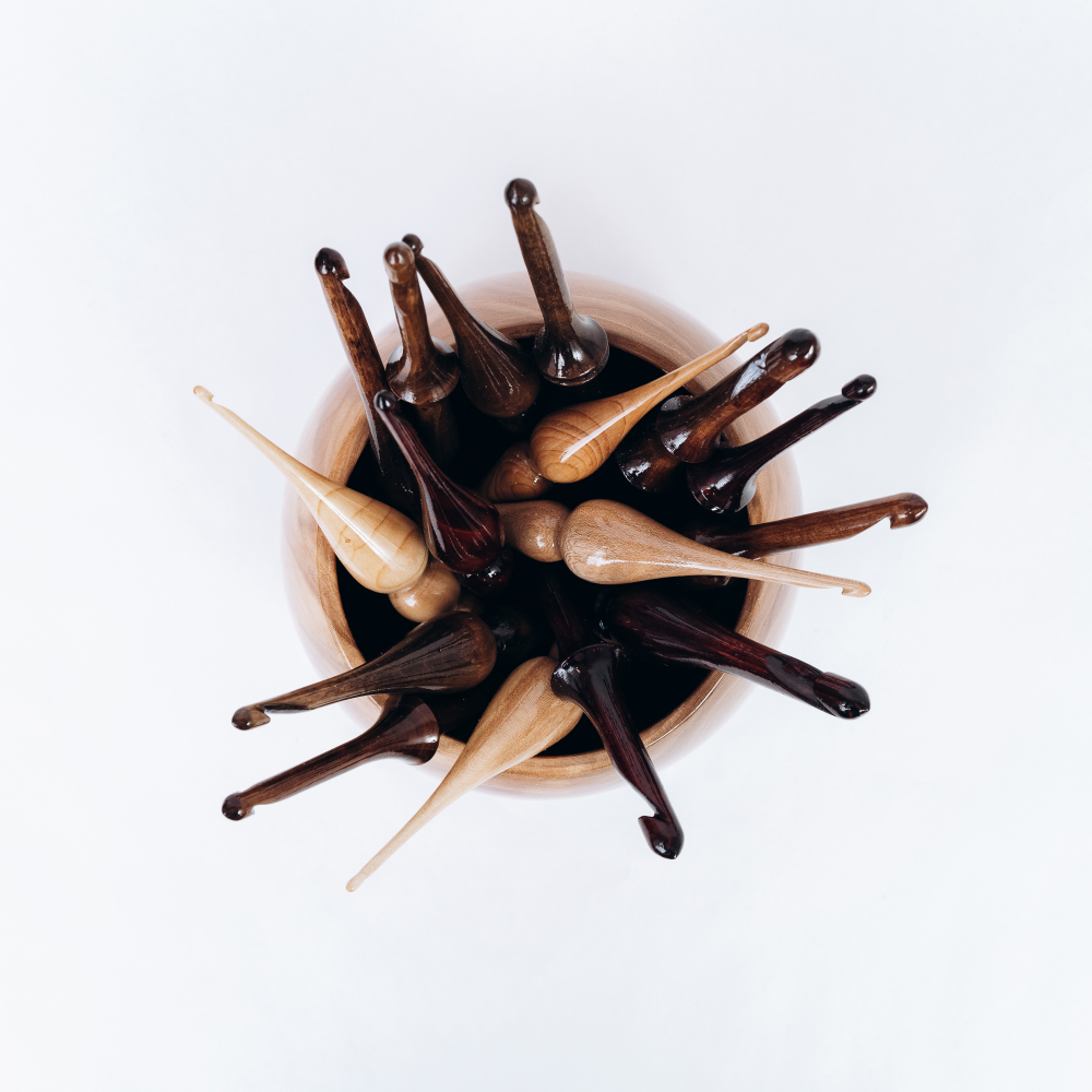 Набор деревянных крючков для вязания из разных пород дерева (16 штук) с клубочницей (органайзеом). KN24