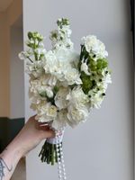 Свадебный букет из диантусов, орнитогалума и маттиолы