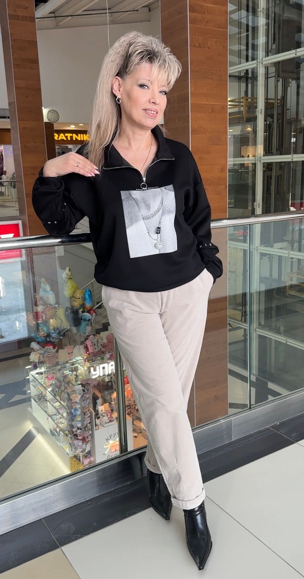 Черный свитшот из неопрена с принтом и "экраном"